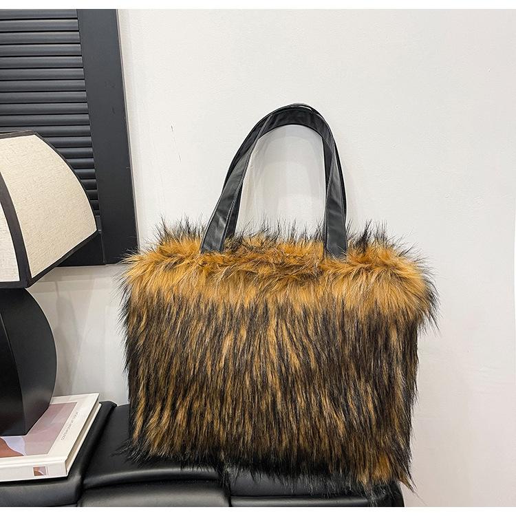 

Модная плюшевая сумка женская 2025 новая нишевая зарубежный стиль пушистая сумка-тоут большая вместимость сумка на плечо тренд хаки