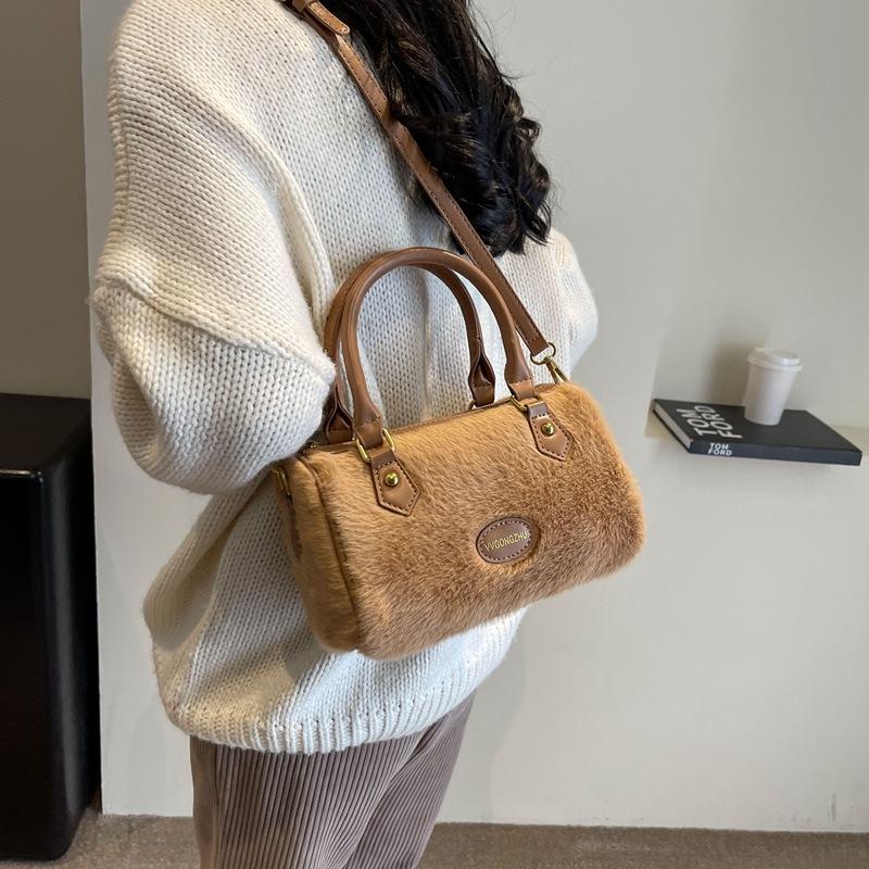 

Осенне-зимняя ретро плюшевая сумка 2025 новая женская сумка популярная универсальная сумка-мессенджер сумка-тоут 23*12*14 хаки