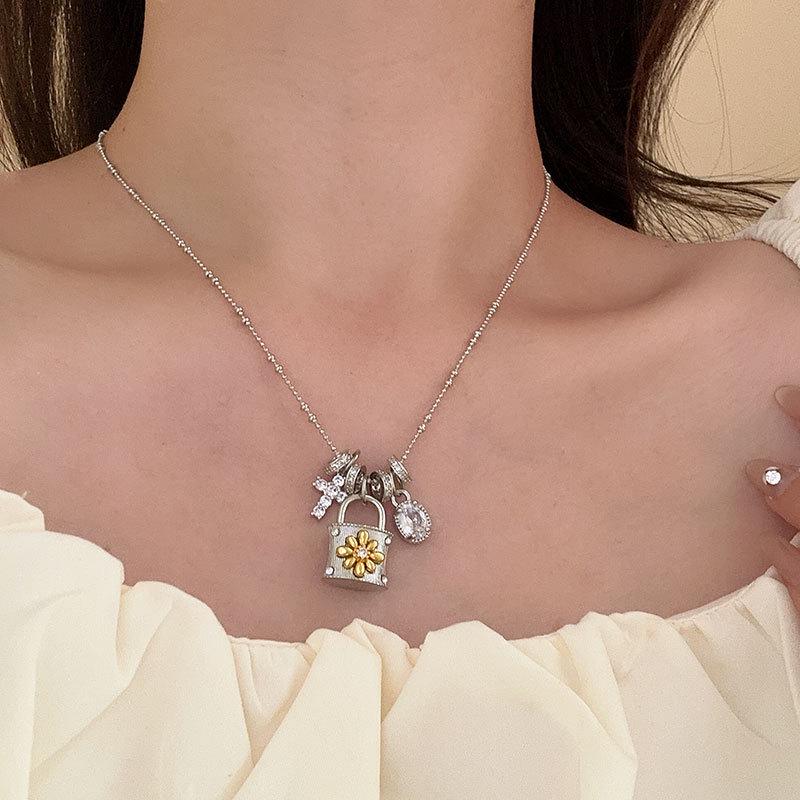 Ожерелье с подвеской-крестом из циркона и круглой подвеской - Персонализированная шикарная ключичная цепочка с ощущением высокого качества