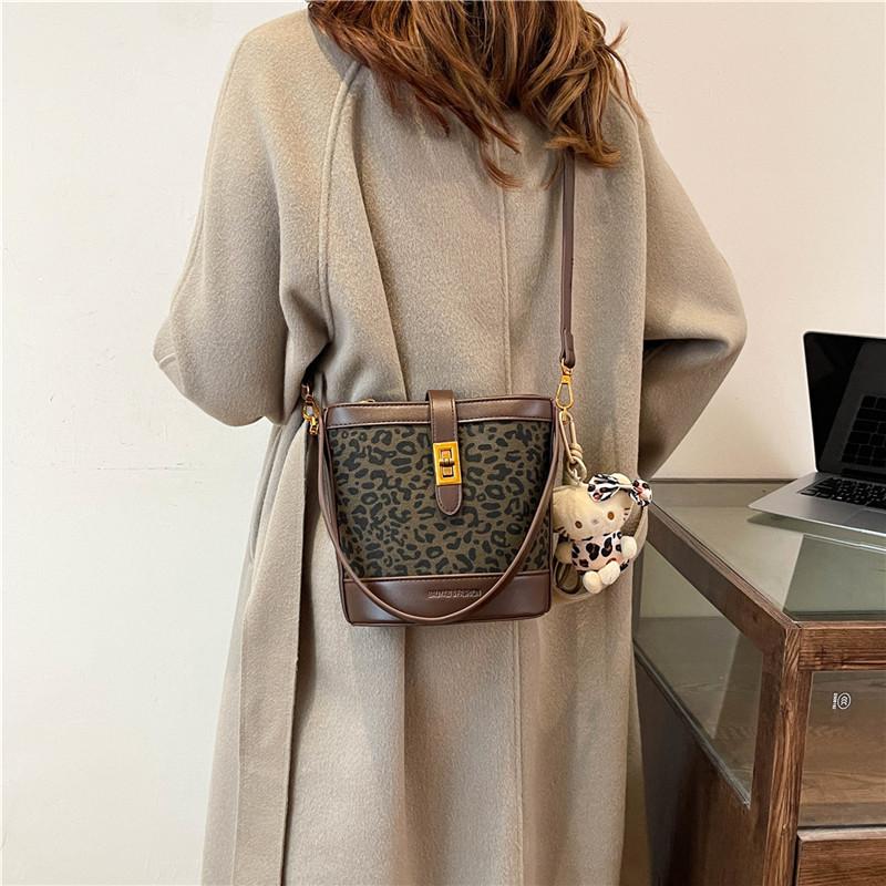 Fashion Leopard Print Bag Large Capacity Women's 2025 New Autumn and Winter Popular Messenger Bag Fashion Portable Bucket Bag