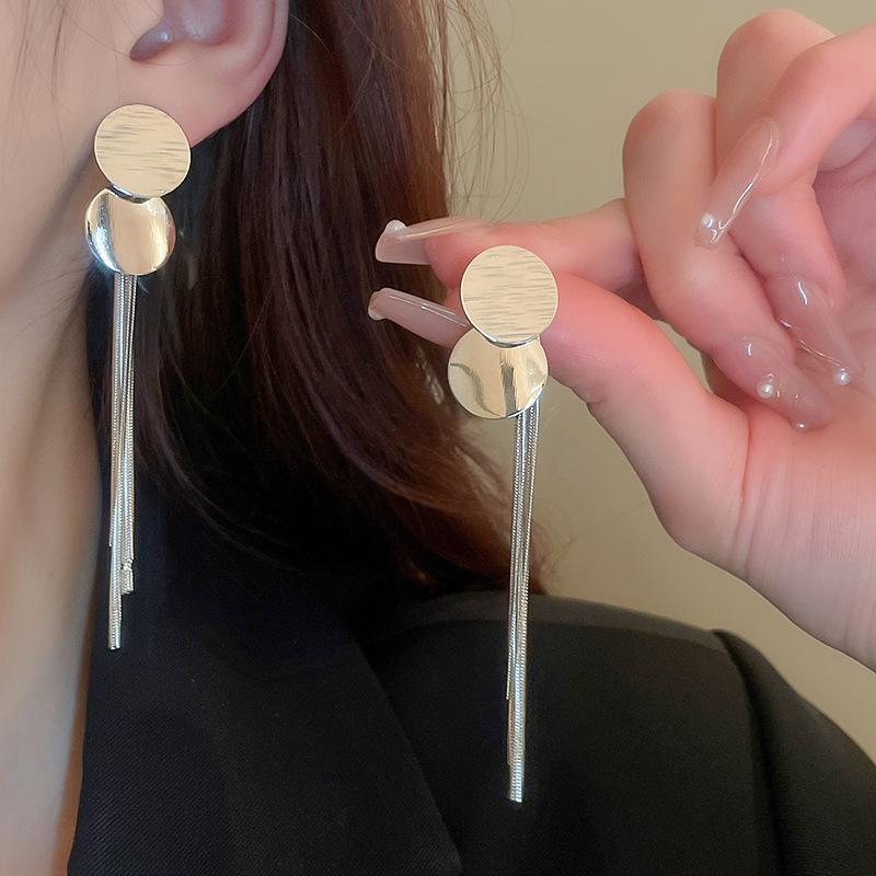 Premium sequined fringed silver needle earrings, one pair of elegant niche earrings.
