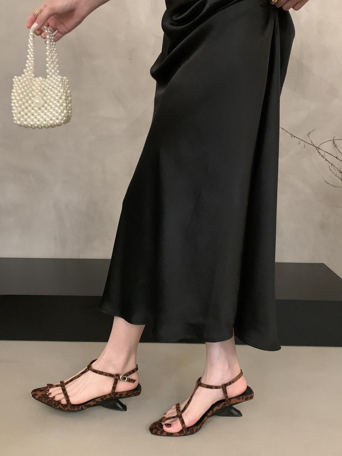 

Остроносые босоножки на танкетке нишевого дизайна с открытым носком, лето 2025, фея, ветер, остроносая обувь 39 леопардовый