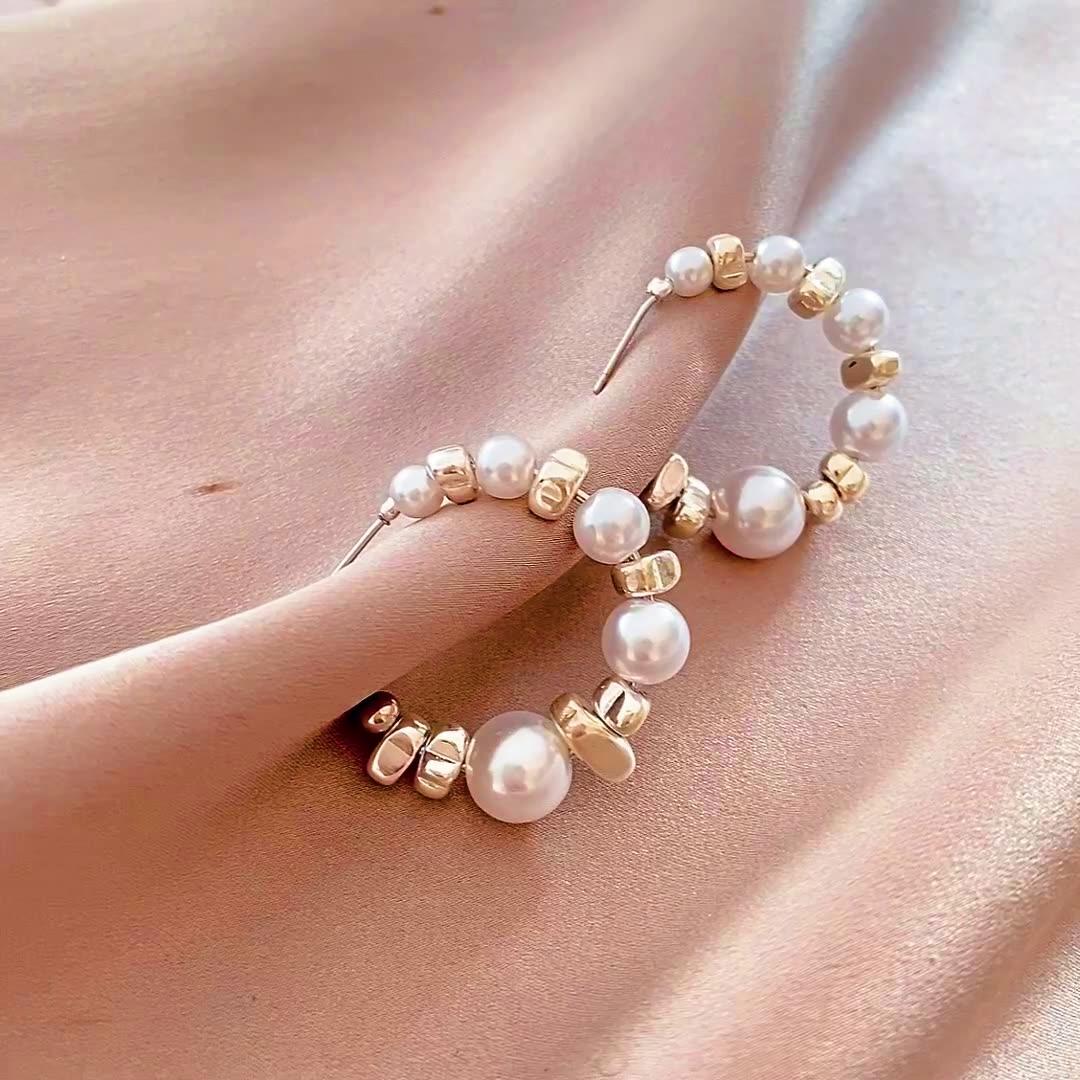 

Нові елегантні сережки-краплі для дівчини у формі С з перлами. Великі маленькі металеві намистини зі штучними перлами, срібного кольору. Весільні прикраси для вух золотий