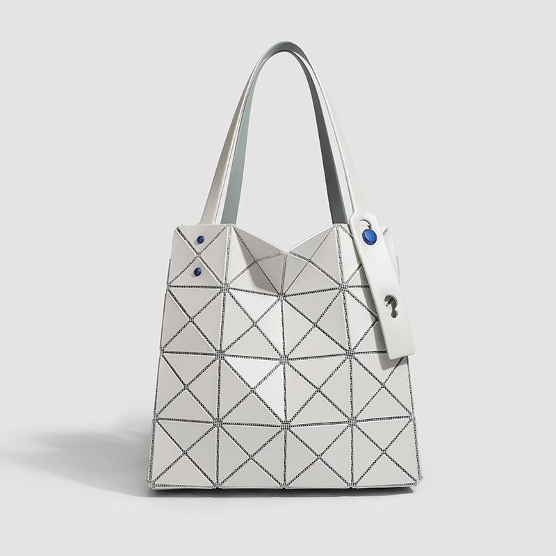 

Простая и лоскутная сумка в форме ромба с геометрическим узором. Маленькая женская сумка на одно плечо в квадратной коробке. бежевый