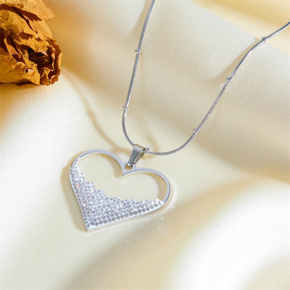 

Элегантное европейско-американское ожерелье в виде сердца: Инкрустированный бриллиантами, Полый дизайн, Титановая сталь, Универсальная роскошь 18K