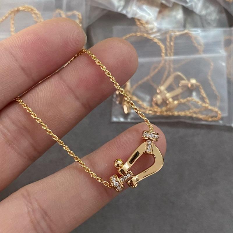 

925 Sterling Silver Frey s Horseshoe Buckle Necklace Plated 18K Rose Gold Half Diamond CNC Horseshoe Pendant Clavicle Chain Seiko 925 Silver розового золота