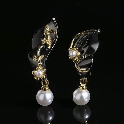 Elegant Black and Gold Earrings for Women's Exquisite Leaf Shape Pearl Earrings High-quality Party Jewelry Suitable for Everyday Women's Earrings