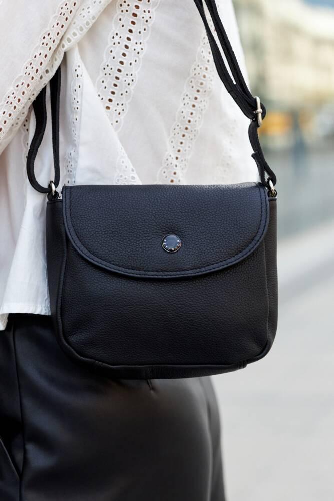 Elegant women's messenger bag made of natural leather - Peterson