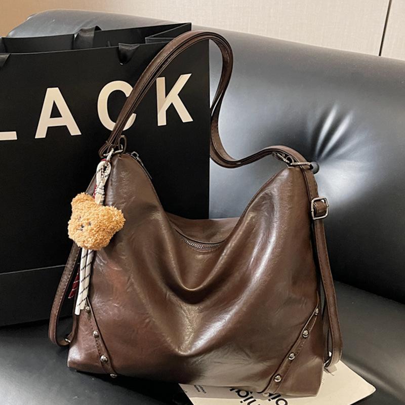 Casual Fashion Bag Have A Simple and Elegant Appearance. They Are Mostly Single-shoulder Bags or Tote Bag