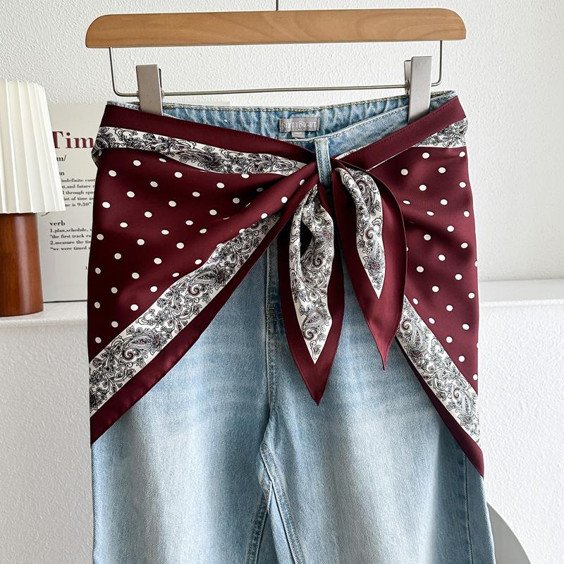 Black and white retro cashew flower triangle scarf silk scarf female Korean version temperament versatile stacked wear waist fart curtain bag head