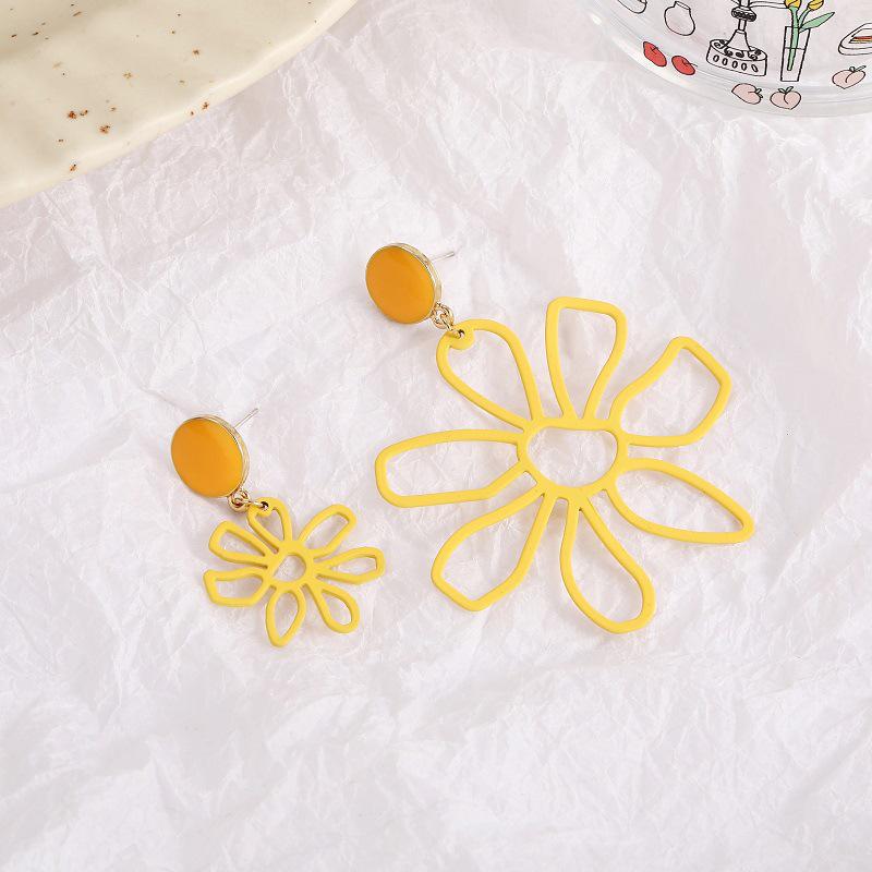 

Niche Holiday Style: Temperamental Hollow Yellow Flower Earrings & Mosquito Coil Ear Clips (2022 Trend)