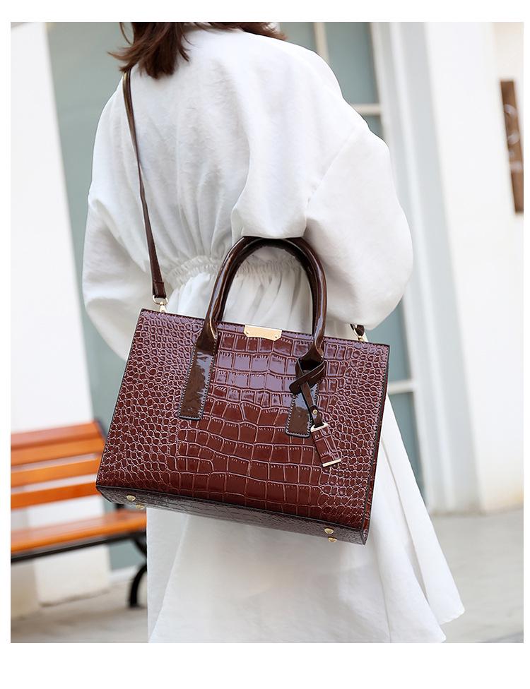 Women's European & American Style Crocodile Handbag: Large Capacity Shoulder & Crossbody Bag