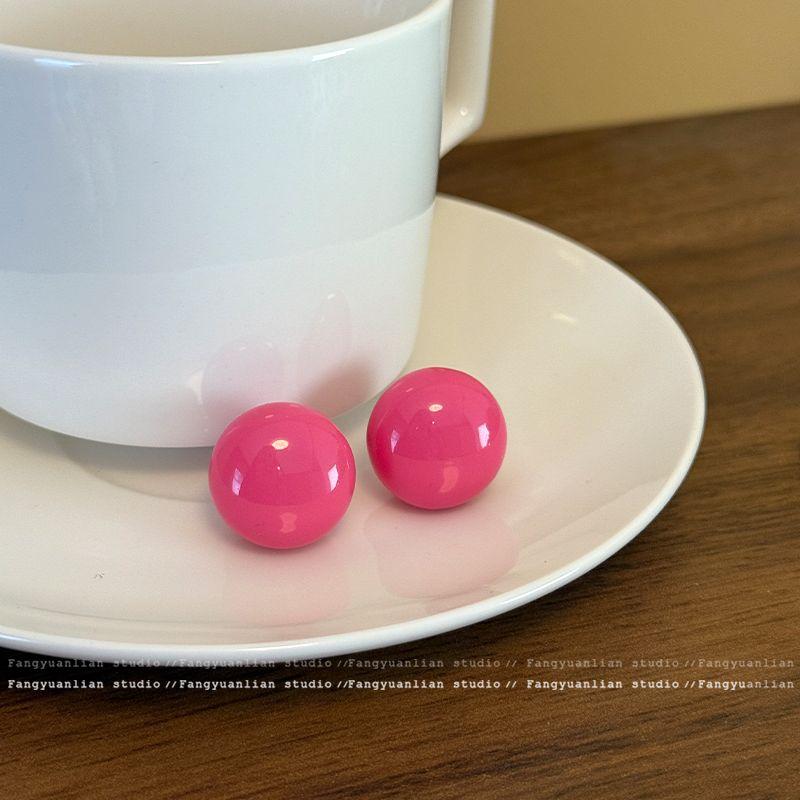 

Добавьте немного сладости ~ Серьги-пусеты в форме шариков конфетных цветов дофамина, Женские 2025 Новые серьги с высоким чувством стиля, Милые и очаровательные серьги Rose Red