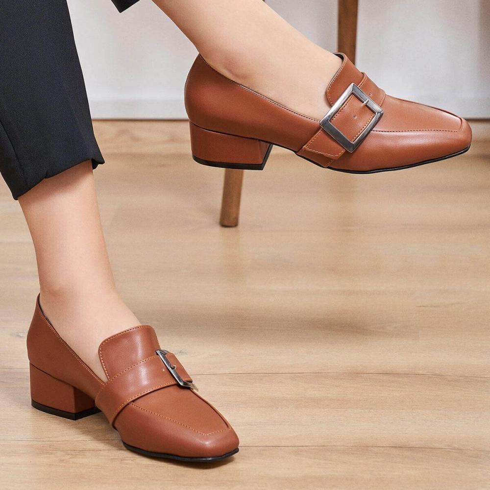 

Модные женские туфли на каблуке с пряжкой таба и аксессуарами