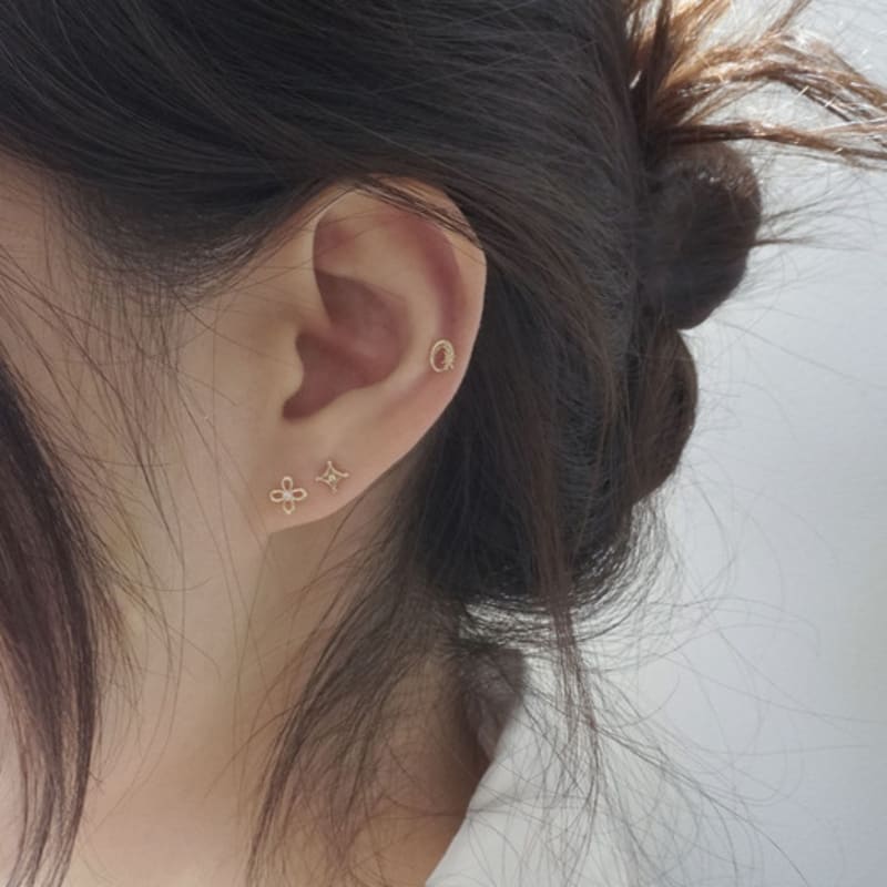 youngglow 14k line cubic flower piercing