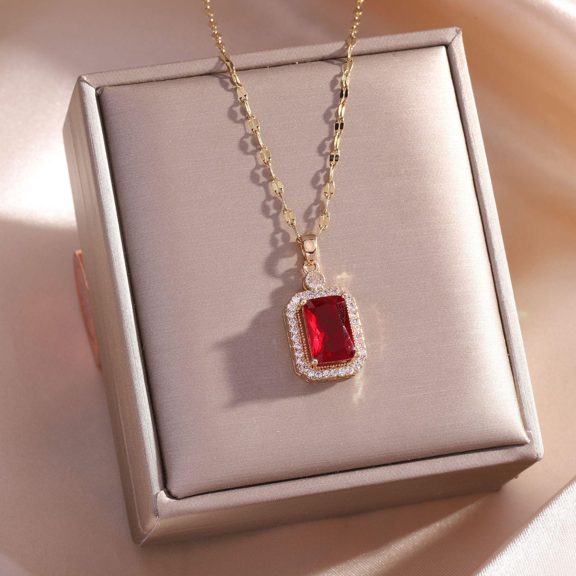 Emerald Pendant Clavicle Necklace - Elegant and Versatile Design Gold