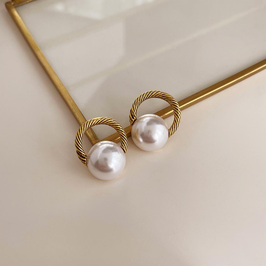 Boucles d'oreilles médiévales vintage à perles: Design rétro à l'huile coulée avec une touche haut de gamme et une personnalité unique