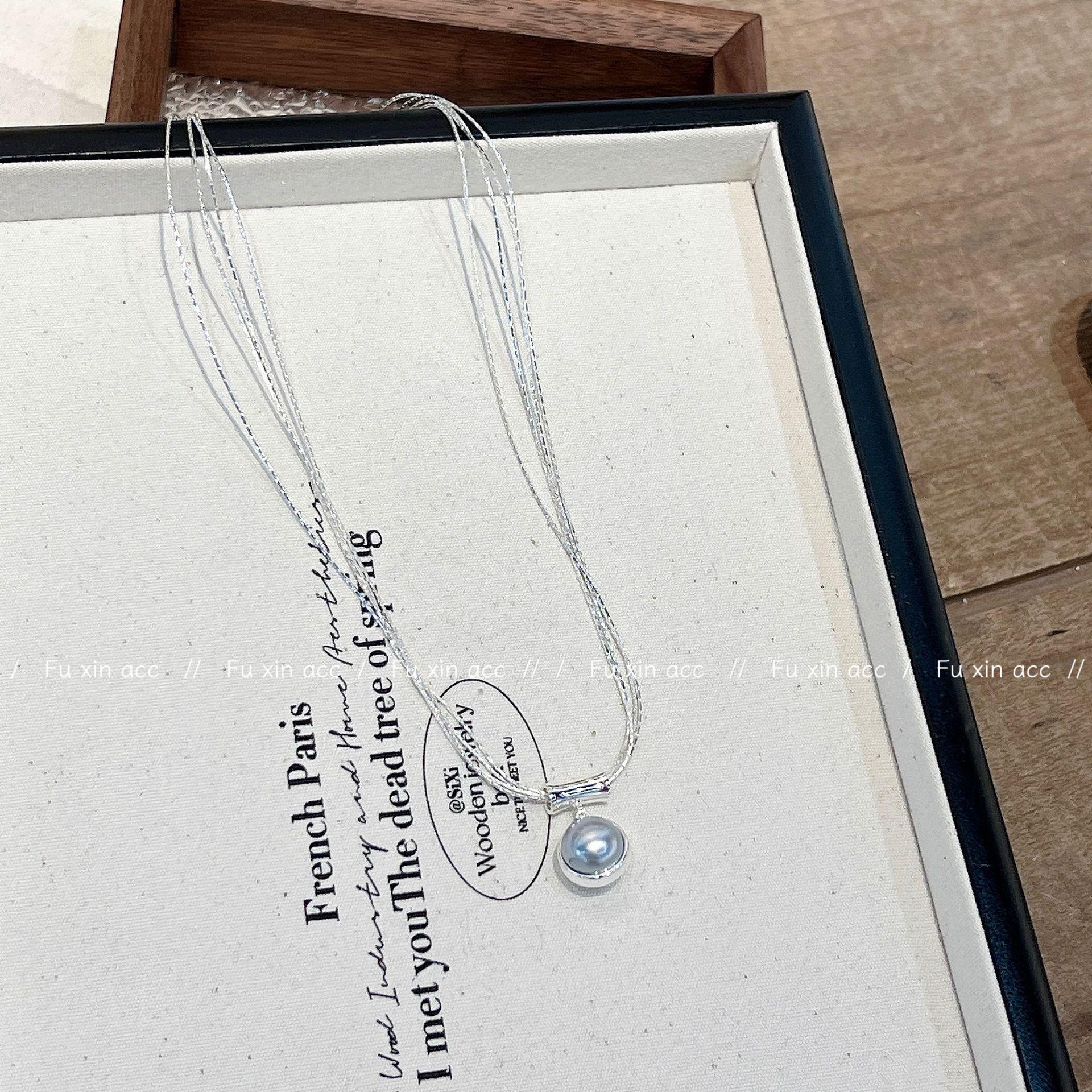 

Элегантное серо-белое двухстороннее ожерелье-подвеска с жемчугом - Минималистичный нишевый чокер и универсальная цепочка для ключицы для женщин