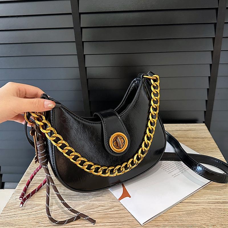 Light Luxury Crescent Bag, Fashionable Versatile, Temperament Commuting Choice.