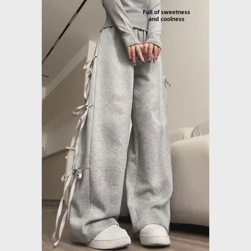 Skladem Dámské šedé sportovní kalhoty se širokými nohavicemi a mašlí - Nový design pro jaro/podzim 2024