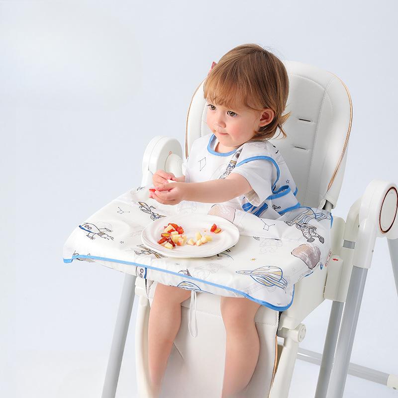 Nastavitelný dětský bryndák pro snadné jídlo ve vysoké židličce