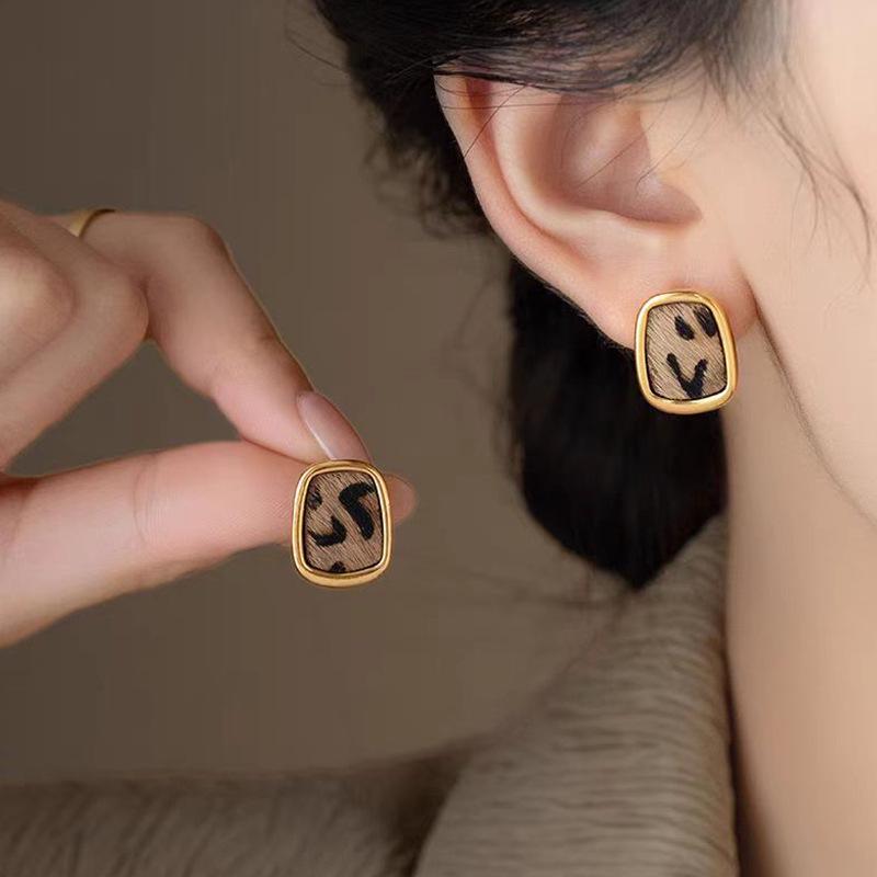 

Элегантные коричневые геометрические серьги-пусеты из металла - Осенне-зимняя ретро-коллекция