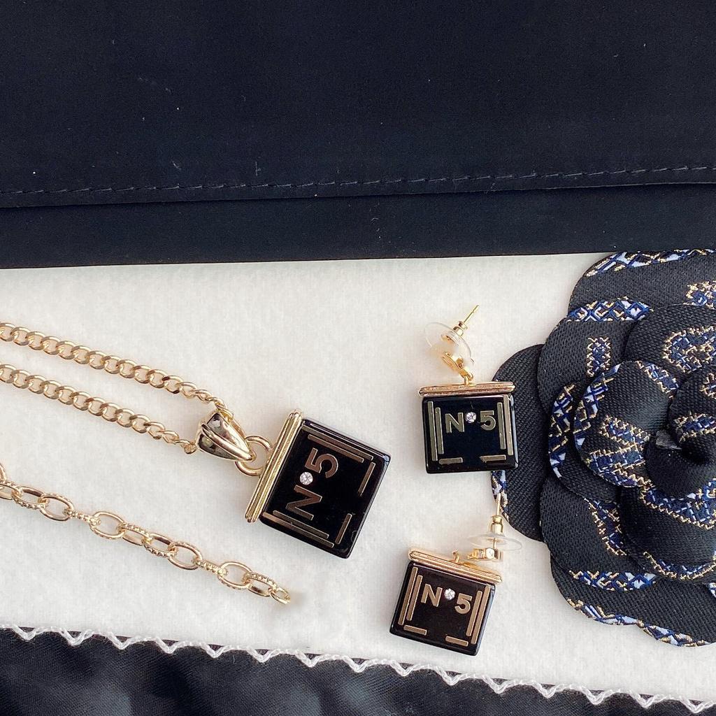 Set Bijuterii de Modă de Marcă Pentru Femei Lanț Gros Petrecere Sticluță de Parfum Choker Cercei Rășină Literă Unică 5 Lanț de Cupru