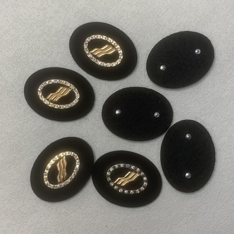 Bekleidungszubehör aus Leder mit Markenlogo und Legierung