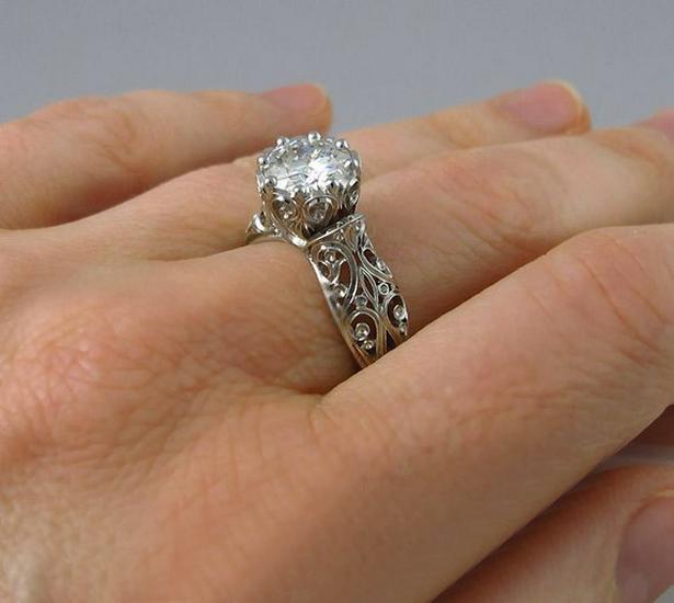 Sanjie Zircon Rings: Stylish and Versatile Retro Floral Designs for Men and Women, a Popular Accessory Choice.
