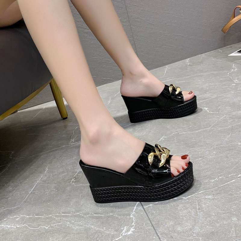 Keilabsatz coole Hausschuhe Damen Sommer 2025 neu Muffin hoher Absatz erhöht dicke Sohle Kette Ein-Wort Außen Trage Sandalen