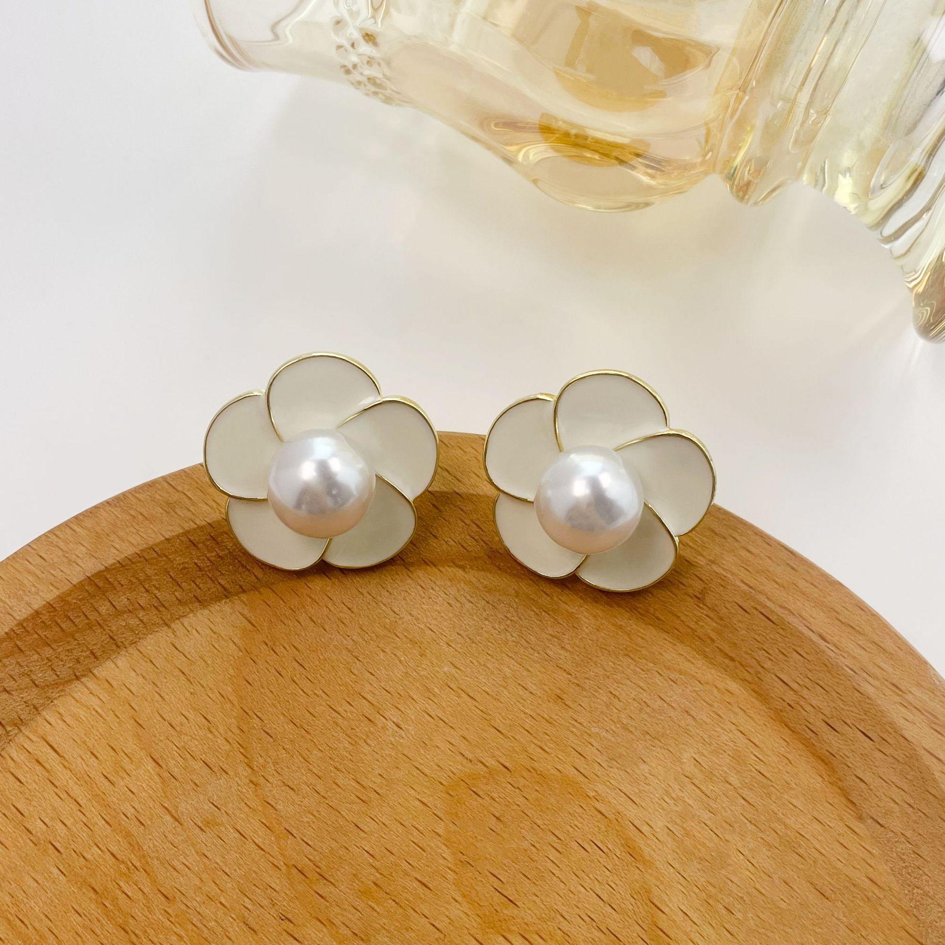 

Элегантные серьги с жемчугом «Камелия»: Простая и универсальная элегантность белый