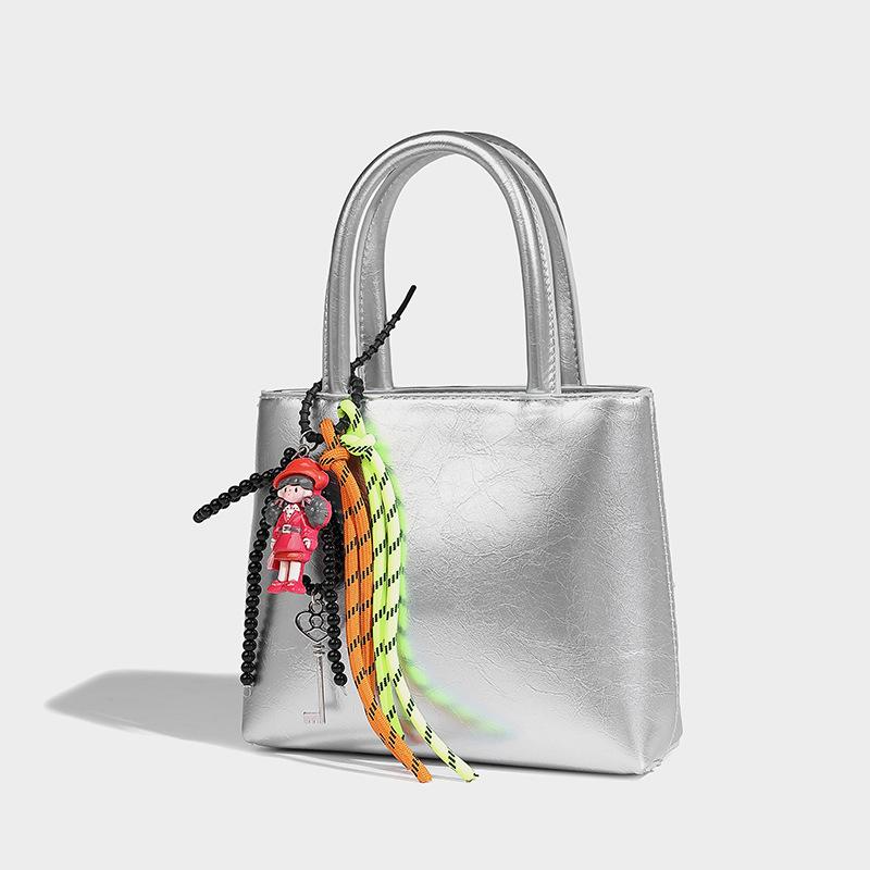 

Niche design high-end handbag 2024 new French fashion casual shoulder bag simple daily commuter bag срібний