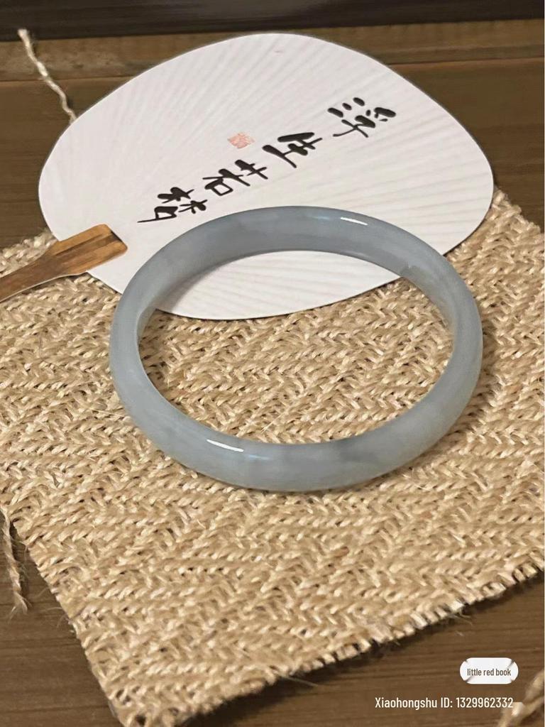Elegant Chinese Style Jingle Bracelet: Ice-Transparent, Non-Fading Round Bangle Collection