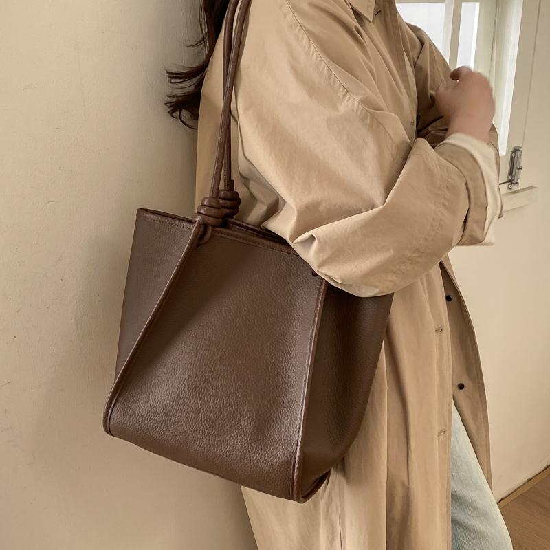 Women’s Minimalist Knot Handle Tote Bag for Daily Casual Use with Textured Leather Look and Structured Geometric Design