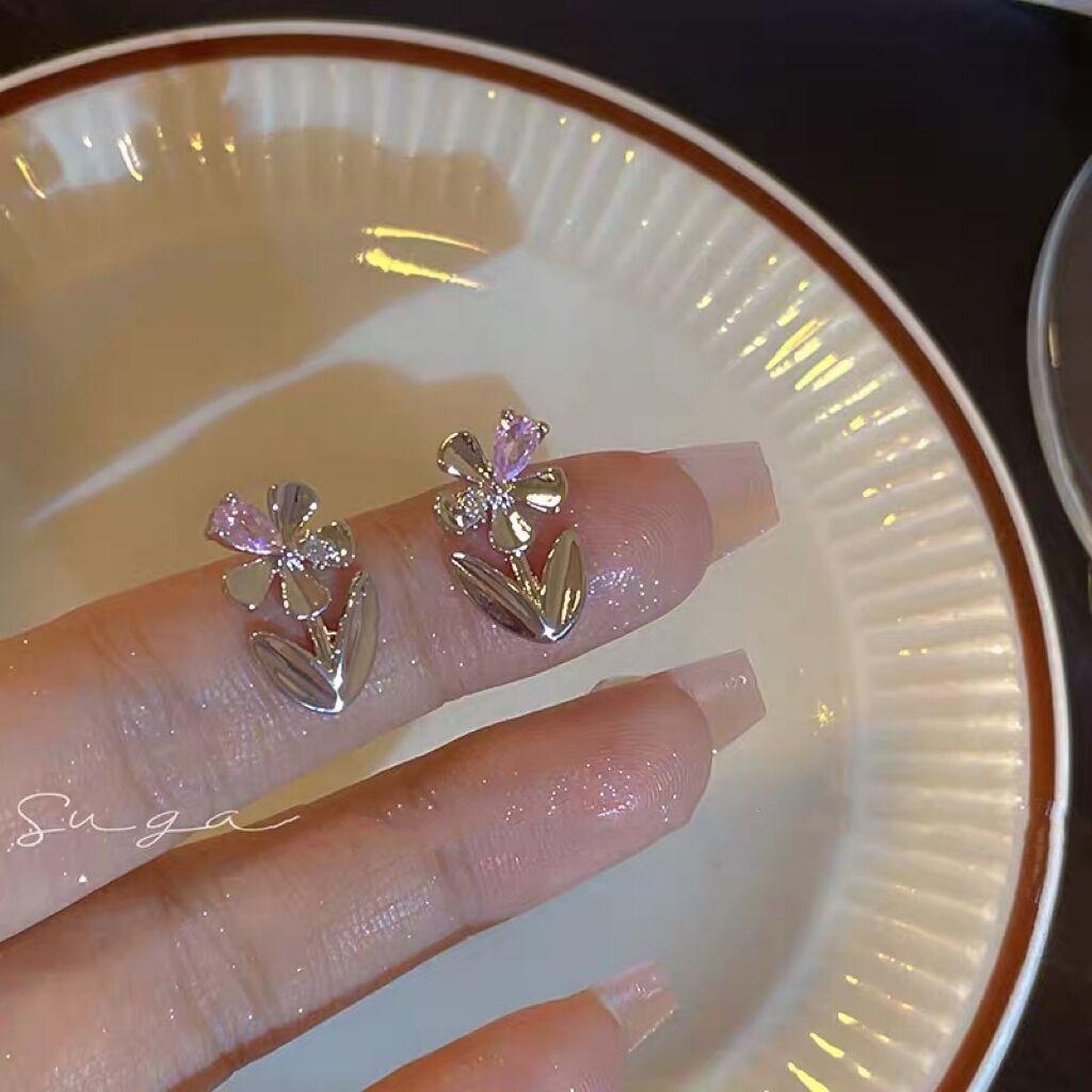 

Sweet and cool babes~ Zircon flower stud earrings exquisite and small niche design high-end eye-catching ins versatile earrings for women